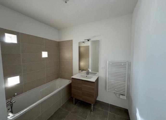 Marius à Marseille en TVA réduite -salle de bain